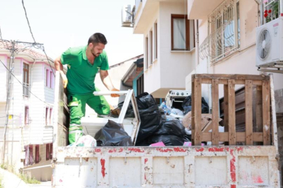 BURSA'NIN GÖBEĞİNDE ÇÖP EVDEN 20 TON ÇÖP ÇIKTI