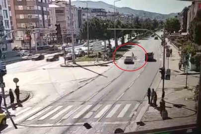YAYA GEÇİDİNDE KAHREDEN KAZA KAMERADA