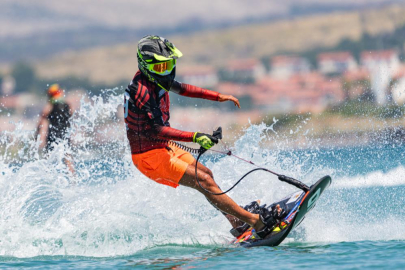 İZMİR ÇEŞME'DE DÜNYA MOTOSURF HEYECANI BAŞLADI