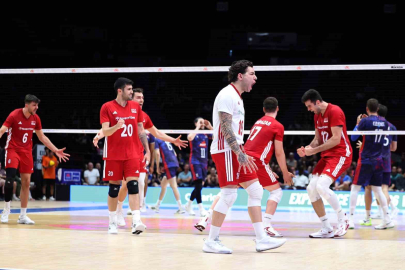 A MİLİ ERKEK VOLEYBOL TAKIMI FRANSA'YI 3-0 YENDİ