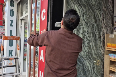 TABELAYA SIKIŞAN YAVRU KEDİYİ ESNAF KURTARDI