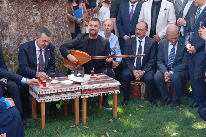BAKAN TEKİN, TÜRKÜ SÖYLEDİ, ANADOLU PEYNİRLERİNİ TATTI