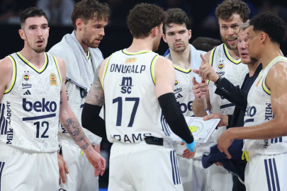 FENERBAHÇE DERBİDE BEŞİKTAŞ'I GEÇEREK 2-1 ÖNE GEÇTİ