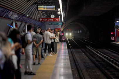 İZMİR METROSUNDA KABLO HIRSIZLIĞI ULAŞIMI FELÇ ETTİ