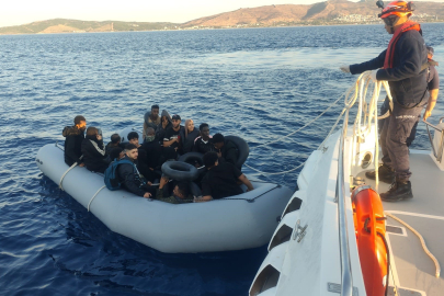 İZMİR AÇIKLARINDA 4'Ü ÇOCUK 65 DÜZENSİZ GÖÇMEN YAKALANDI