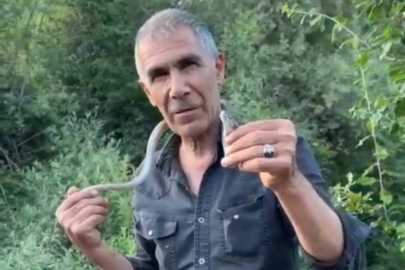 ZEHİRLİ ENGEREĞİ BOYNUNA DOLADI: BENİM YAPTIĞIMI YAPMAYIN!