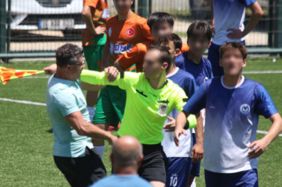 BURSA'DA ÖĞRETMENLER, HAKEMLERE SALDIRDI
