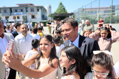 BAŞKAN ERKAN AYDIN ÖĞRENCİLERİN KARNE SEVİNCİNE ORTAK OLDU