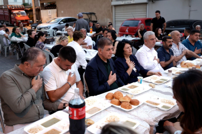 BAŞKAN TUGAY KINIK'TA MUHARREM LOKMASINI PAYLAŞTI