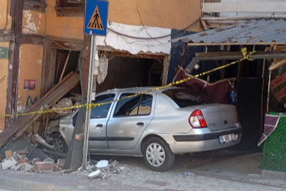 BURSA'DA SÜRÜCÜSÜZ OTOMOBİL, EVE DALDI