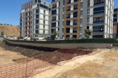 BURSA'DA İSTİNAT DUVARI ÇÖKTÜ, HERKES ARABASINA KOŞTU
