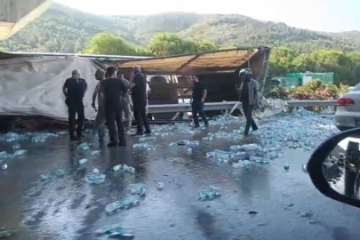 BURSA'DA SU YÜKLÜ TIR KÖPRÜ AYAĞINA ÇARPTI: SÜRÜCÜ HAYATINI KAYBETTİ