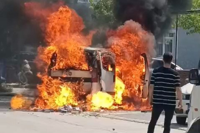 BURSA'DA ÇAKMAK YÜKLÜ ARAÇ, PATLAYA PATLAYA YANDI