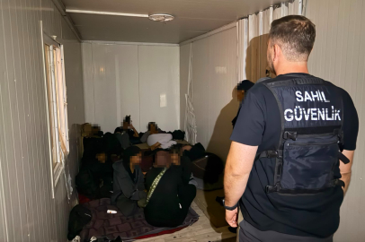 İZMİR'DE DÜZENSİZ GÖÇ OPERASYONU: 54 GÖÇMEN YAKALANDI