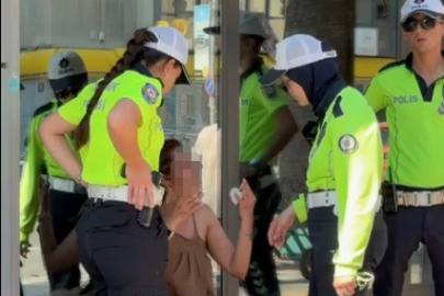 İZMİR'DE TAKSİCİ YOLCU ARASINDA GÜZERGAH KAVGASI KAMERADA