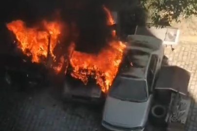 BURSA'DA SİTE OTOPARKINDA 3 ARAÇ KÜLE DÖNDÜ