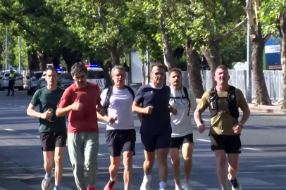 BEKLENEN GERÇEKLEŞTİ: MACRON ANKARA SOKAKLARINDA KOŞTU