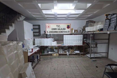 İZMİR'DE 2,5 MİLYON LİRALIK KAÇAK ALKOL VE TÜTÜN OPERASYONU