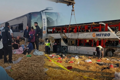 AMASYA'DA CAN PAZARI: ÇİFT KATLI OTOBÜS DEVRİLDİ