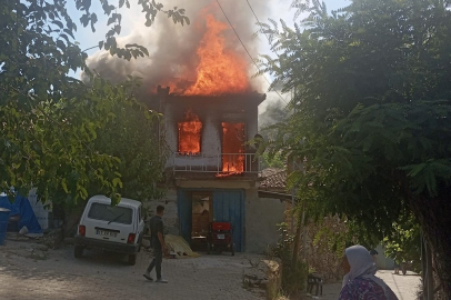 BAYINDIR'DA İKİ KATLI EV ÇIKAN YANGINDA YOK OLDU