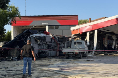 BURSA'DA KÖMÜR YÜKLÜ TIR, BENZİNLİK MARKETİNE DALDI