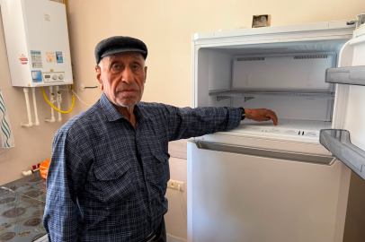 YAŞLI ADAMIN ÖNCE ELİNİ ÖPTÜLER SONRA 2 MİLYONLUK ALTINI GÖTÜRDÜLER