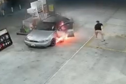 BURSA'DA YANAN OTOMOBİLDEN SON ANDA ÇIKTILAR