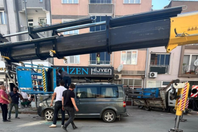 BURSA'DA YÜK ASANSÖRÜ MİNİBÜSÜN ÜSTÜNE DEVRİLDİ