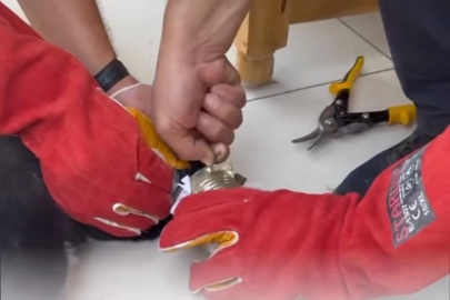 YARAMAZ KEDİ KAFASINI TENEKEYE SIKIŞTIRDI, İTFAİYE KURTARDI