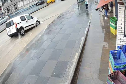 SAĞANAK SONRASI ÇÖKEN YOLA DÜŞEN ARAÇ KAMERADA