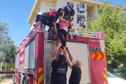 AĞAÇTA MAHSUR KALAN OTİZMLİ KÜÇÜK AFACANI İTFAİYE KURTARDI