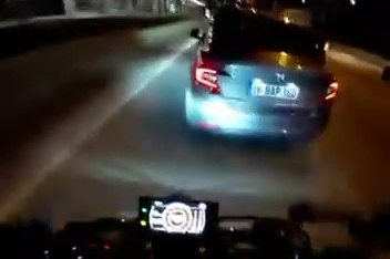 İKİ KİŞİNİN ÖLÜMDEN DÖNDÜĞÜ MOTOSİKLET KAZASI KAMERADA