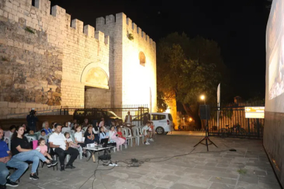 OSMANGAZİ'DE TARİHİ SURLAR AÇIK HAVA SİNEMASINA DÖNÜŞTÜ