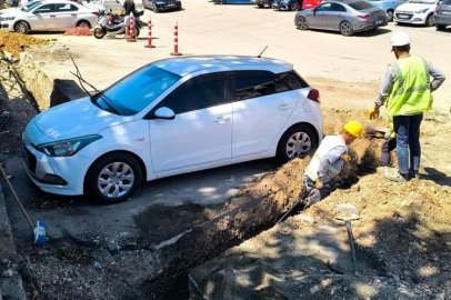 BURSA'DA SAHİBİNE ULAŞAMAYINCA ARACIN ETRAFINI KAZDILAR
