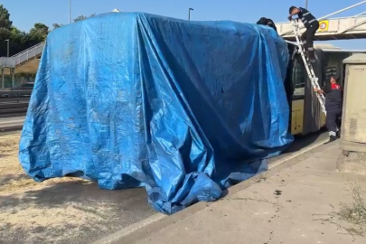 KÜÇÜKÇEKMECE'DE OTOMOBİL İETT OTOBÜSÜNE ÇARPTI: 3 ÖLÜ
