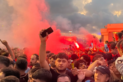 TRABZON'DA SALAH ÇILGINLIĞI: HAVALİMANI TRİBÜNE DÖNDÜ