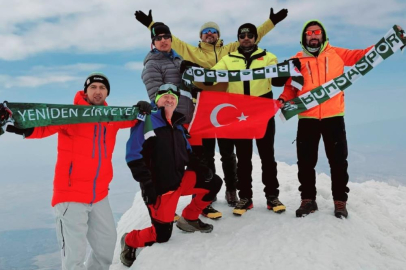 BURSALI DAĞCILARDAN AĞRI DAĞI ZİRVESİNDE BURSASPOR'A DESTEK