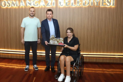 KÜBRA DENİZCİ KESKİN KUPASINI BAŞKAN AYDIN'A SUNDU