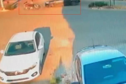 OTOMOBİLE ÇARPAN MOTOSİKLETLİ KARŞI ŞERİTTEKİ ARACIN ALTINDA KALDI