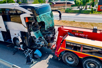 AFYONKARAHİSAR'DA OTOBÜS KAMYONETE ÇARPTI: 1 ÖLÜ, 15 YARALI