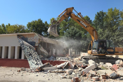 BURSA'DA YENİLENECEK LİSEDE YIKIM BAŞLADI