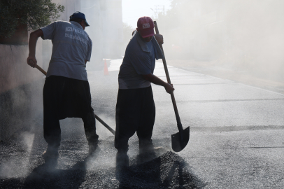 HAVA 40, ASFALT 200 DERECE: ADANA'DA İŞÇİLERİN ZORLU MESAİSİ