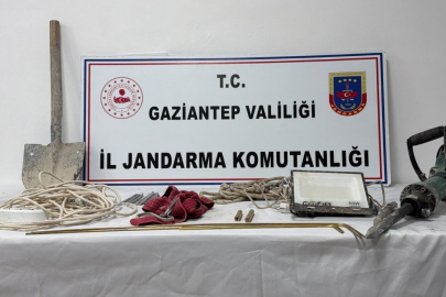 "SALAK MİLYONER" FİLMİ GERÇEK OLDU: DEFİNE İÇİN EVİN ALTINDA METRELERCE KAZI