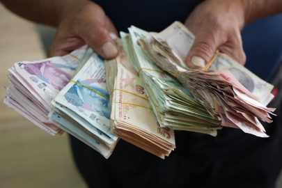 PARKTA DİLENEN 77 YAŞINDAKİ KADININ ÜZERİNDEN DESTE DESTE PARA ÇIKTI