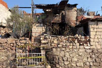 İZMİR'DE EV YANGINI: ANNEANNE İLE 4 YAŞINDAKİ TORUNU HAYATINI KAYBETTİ