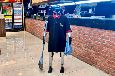HAFTADA BİR GÜN İZNİ DE VAR: ROBOT GARSON FİKO “ZAM” İSTİYOR