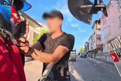 MOTOKURYEYE SENİ GEBERTİRİM DİYEREK SALDIRDI