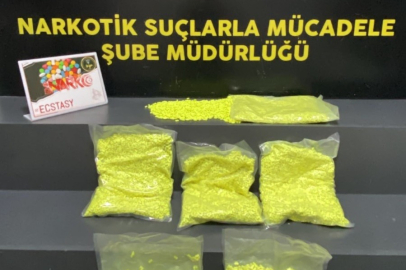 İZMİR'DE UYUŞTURUCU OPERASYONU: ÇANTADAN ZEHİR ÇIKTI