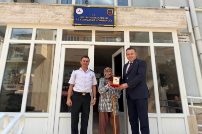 SİMİT SATARAK ALDIĞI EVLERİNİ JANDARMA'YA BAĞIŞLADI