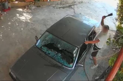 OTOMOBİLE SATIRLI SALDIRI ANI KAMERADA